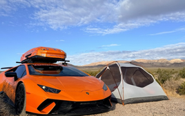 Chủ xe Lamborghini Huracan chạy 6.400 km, chở 1.000 ô tô mô hình trên nóc để tặng miễn phí cho trẻ em trên đường