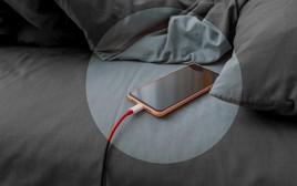 Lời khuyên đến tất cả các gia đình sạc điện thoại trên giường