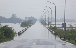 Ngoại thành Hà Nội có nơi ngập gần 1m, cấm xe qua nhiều tuyến đường
