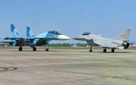 Đòn giáng mạnh vào Nga khi đồng minh thân thiết loại Su-30SM để lấy J-10CE