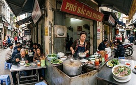 Những bát bún 10.000 đồng giữa chợ Hà Nội
