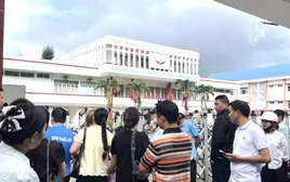 Phụ huynh bức xúc khi đến họp muộn, trường đóng cổng: Hiệu trưởng nói gì?