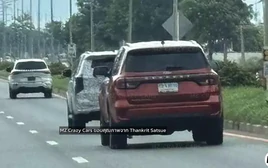 Lộ ảnh Toyota Fortuner đời mới xuất hiện bên cạnh đối thủ