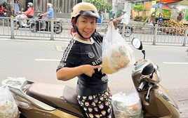 Nữ diễn viên là mẹ đơn thân quê An Giang đi bán cơm, tự đi giao hàng kiếm tiền nuôi con ở TP.HCM