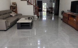 Vì sao ngày càng nhiều gia đình không còn lát gạch men bóng? 2 vật liệu đẹp, dễ vệ sinh, bớt trơn trượt đang thành xu hướng mới