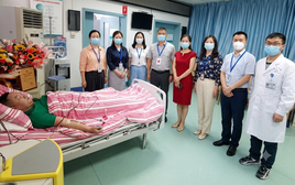 Chồng bị tai nạn, nhóm đồng nghiệp đến thăm, trong đó có một cô gái rơm rớm nước mắt: Tôi lập Facebook giả rồi phát hiện sự thật sốc óc