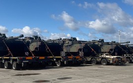 Thêm hàng loạt xe tăng M1A2SEPv3 Abrams tối tân áp sát biên giới Nga