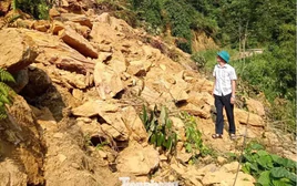 Hơn 10.000m3 đất đá vùi lấp đường vào ngôi làng