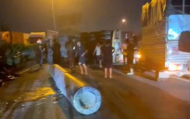 Rơi cột bê tông khiến 3 ô tô tông liên hoàn, quốc lộ 5 ùn tắc kéo dài trong đêm