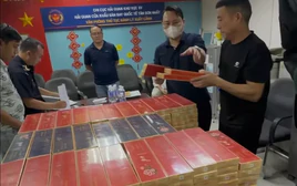 Bắt 4 người Trung Quốc vận chuyển gần 18.000 bao thuốc lá lậu qua sân bay Tân Sơn Nhất