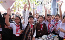 Vầng trăng Tây Giang nghe lời chúc từ hai đầu đất nước