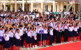 Hồ Quỳnh Hương mang 6 chiếc tivi lên vùng biên giới, cậu bé lớp 7 chỉ xin một điều không thể mua ngay bằng tiền
