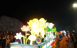 Lãnh đạo phường ở Thái Nguyên nói gì về việc các vũ công rước đèn Trung thu mặc phản cảm?