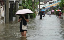Video ô tô nổi lềnh bềnh, người dân Bangkok khổ sở lội giữa 'biển nước'