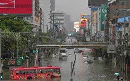 Đường phố Bangkok hóa biển nước, Thái Lan ban bố tình trạng khẩn cấp