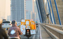 Hình ảnh cầu Nhật Tân sau khi tháo loạt biển báo khoảng cách vừa lắp