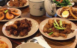 Đưa vợ đi ăn hàng, tôi sững sờ khi nhận ra người phục vụ, vợ bật khóc tại chỗ khiến tôi vô cùng khó xử