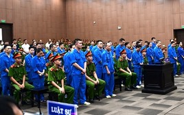 Vợ cựu Viện trưởng khai về tin nhắn 'còn thiếu 4 tờ' khi nhận túi quà hối lộ