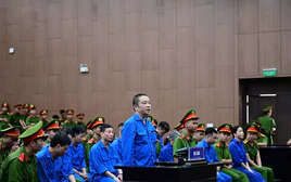 Vợ cựu Viện trưởng Viện pháp y tâm thần khai về việc chồng mang những bọc tiền về nhà