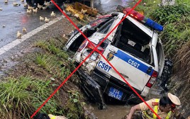 Sự thật hình ảnh xe công an và 2 CSGT nằm dưới mương nước