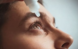 Hành vi gây hại nhất cho mắt không phải nhìn điện thoại mà là thường xuyên làm 8 điều này