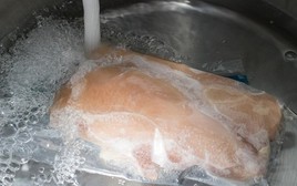 Cảnh báo: Cách rã đông thịt vi khuẩn “rất thích”, sinh sôi nhanh chóng