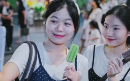 Đổ xô xếp hàng ăn kem Tràng Tiền trước ngày đóng cửa