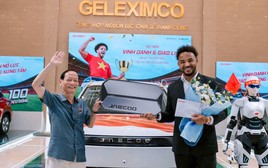 Chủ tịch Geleximco Vũ Văn Tiền đích thân trao xe cho Xuân Son