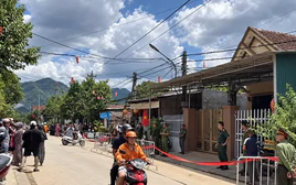 Người phụ nữ tử vong tại nhà với nhiều vết thương, người chồng gặp nạn cách 15km
