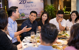 Họp lớp, nhóm thu nhập cao ngồi riêng 1 bàn, lời đề nghị của bạn học khiến cả tất cả "đứng hình"