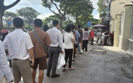 Sau khai giảng, phụ huynh TP.HCM vẫn xếp hàng mua sách giáo khoa cho con