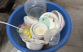 Đi làm về muộn, tôi chết lặng khi thấy cả chậu bát dầu mỡ được chồng "để phần", mẹ chồng còn nói một câu nghe mà điếng người