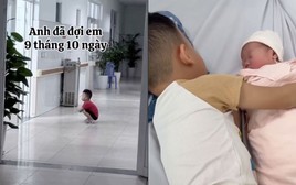Rưng rưng cảnh cậu nhóc ngồi xổm ngoài phòng sinh chờ em bé chào đời