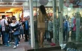 Chân dài khỏa thân nhảy múa giữa đường