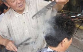 Trung Quốc: Rợn người kiểu cắt tóc bằng thanh sắt nung đỏ