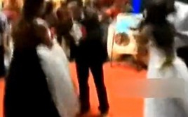 Trung Quốc: Thiếu phụ mang bầu mặc áo cưới đến đánh cô dâu
