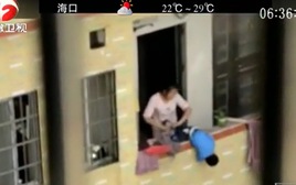 Hãi hùng cảnh mẹ trẻ túm chân con dốc ngược ra cửa sổ tầng 7