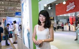 "No mắt" ngắm mỹ nhân tại triển lãm công nghệ Sài Gòn