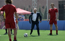 World Cup 2018: Tổng thống Putin trổ tài đá bóng cùng Chủ tịch FIFA Infantino