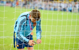 Pique cắt lưới làm kỷ niệm, Ramos khiêu khích CĐV Italia 