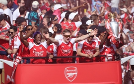 Quên nỗi buồn Champions League, Arsenal rước cúp giữa hàng trăm nghìn CĐV