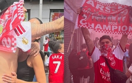 Romeo Beckham tình tứ bên bạn gái nóng bỏng giữa 'biển người' Arsenal đang diễu hành, mặc nỗi đau thua PSG tại Champions League