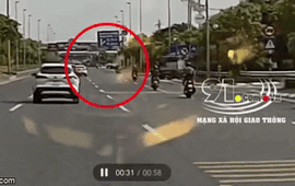 Camera tai nạn ở cầu Nhật Tân: Xe tải nhập làn ẩu, húc văng 2 người đi xe máy
