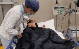 Bé gái 4 tuổi đã suýt mất mạng vì tiểu đường, phụ huynh òa khóc: “Mẹ chiều con quá!”