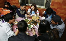 Đi họp lớp, hoa khôi bị chế giễu vì làm phục vụ bàn: Đến lúc thanh toán, cả lớp điếng người vì sự thật