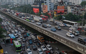 Vạn người rời phố, xe cộ chôn chân nhiều giờ ở cửa ngõ Hà Nội