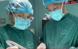 Bệnh nhân nói chuyện với bác sĩ suốt ca mổ não