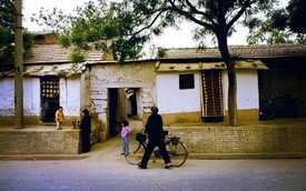 Năm 1972, anh em tôi tới nhà chú để vay 20kg gạo, khi mở chiếc túi ra, mẹ tôi đã rất sốc