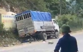 VIDEO: Xe tải tông xe máy, 2 người thương vong