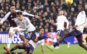 Man United gục ngã ở Villa Park, hụt hơi cuộc đua vô địch